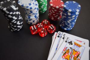 Spelkort, tärningar och pokerchip